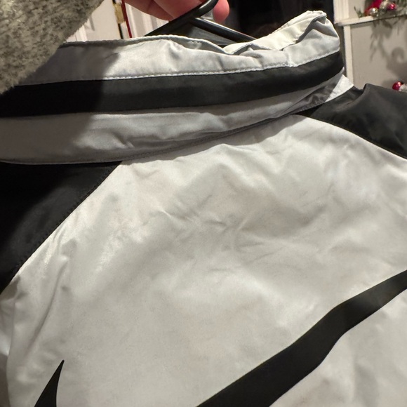 Nike Men's Black and White Windbreaker - Picture 6 of 7